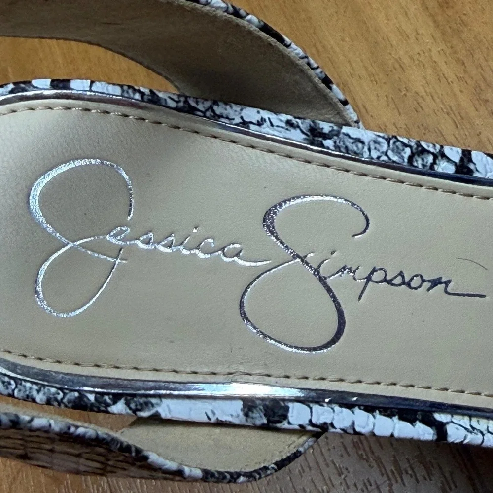 Jessica Simpson Hadiya White Snakeskin Ankle Strap Pointed Toe Pumps 8MJS-HADIYA
